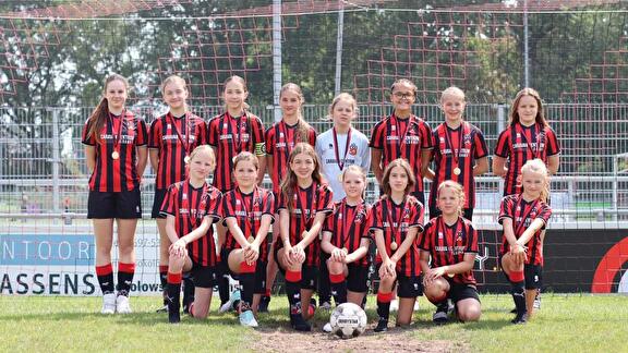 WVV MO13-1 PAKT HET KAMPIOENSCHAP TEGEN VAKO MO13-1